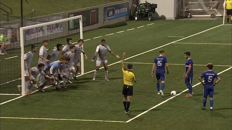 Các trường hợp đá phạt gián tiế là gì được áp dụng