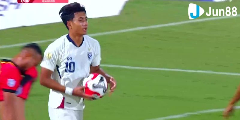 Trận đấu diễn ra vào tối 8/12/2024 trên sân trung lập Hàng Đẫy, Hà Nội, và Thái Lan không gặp quá nhiều khó khăn để vượt qua đối thủ yếu nhất khu vực, Timor Leste.