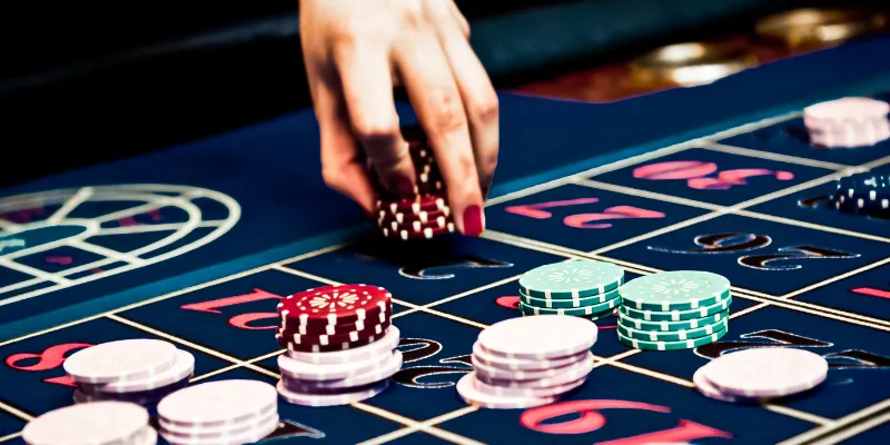 Cách chơi Roulette bài kết hợp cơ bản